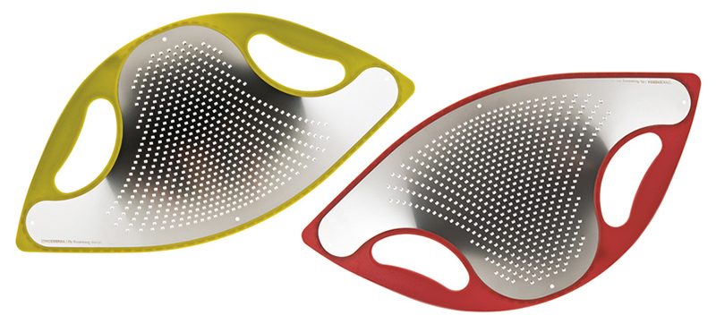 Illustration for article titled Cleaning This Flexible Metal Grater Looks Super Easy